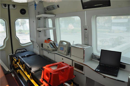 康定市救护车内部